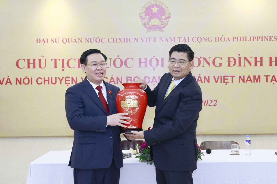 Chủ tịch Quốc hội Vương Đình Huệ trao vật phẩm lưu niệm tặng cán bộ, nhân viên Đại sứ quán Việt Nam tại Philippines. (Ảnh: Doãn Tấn/TTXVN)