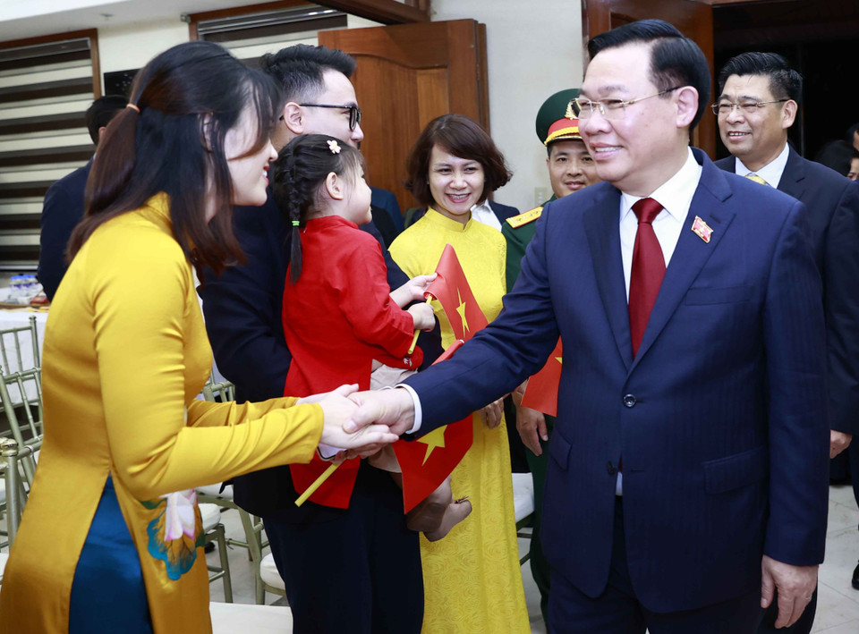 Chủ tịch Quốc hội Vương Đình Huệ với cán bộ, nhân viên Đại sứ quán Việt Nam tại Philippines. (Ảnh: Doãn Tấn/TTXVN)