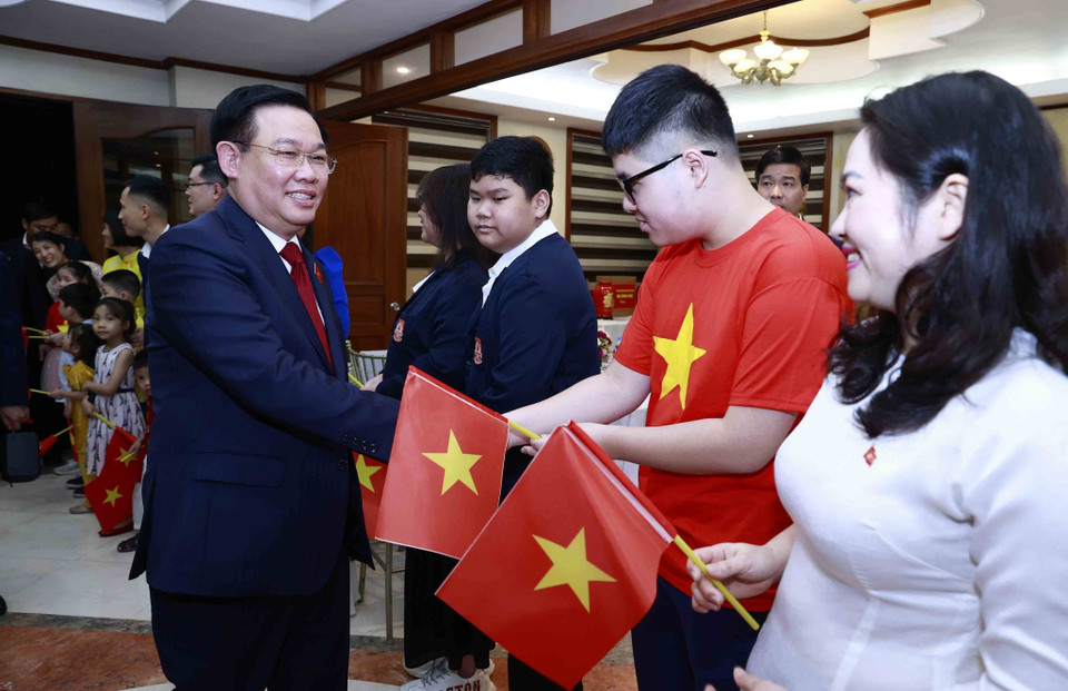 Chủ tịch Quốc hội Vương Đình Huệ với con em cán bộ, nhân viên Đại sứ quán Việt Nam tại Philippines. (Ảnh: Doãn Tấn/TTXVN)