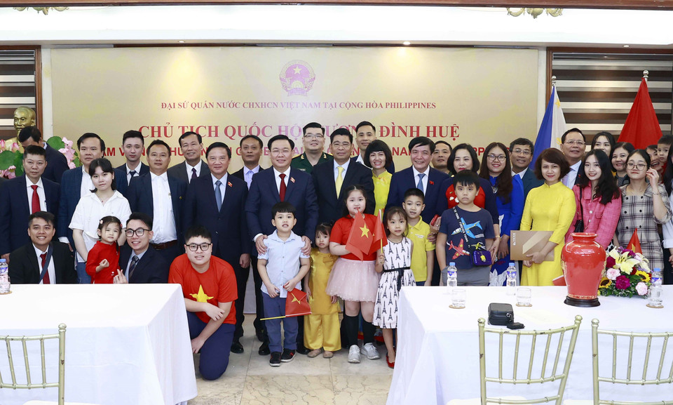 Chủ tịch Quốc hội Vương Đình Huệ chụp ảnh chung với cán bộ, nhân viên Đại sứ quán Việt Nam tại Philippines. (Ảnh: Doãn Tấn/TTXVN)