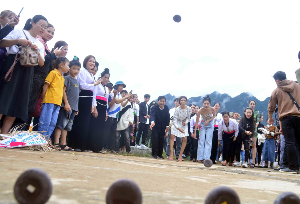 Các thí sinh của cuộc thi Hoa hậu Du lịch Thế giới 2022 trải nghiệm trò chơi dân gian Tó Má Lẹ của người Thái. (Ảnh: Quang Quyết/TTXVN)