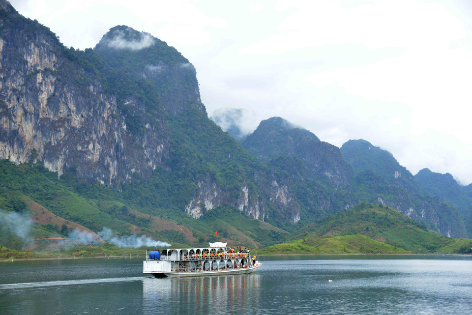 Tàu du lịch đưa các thí sinh của Cuộc thi Hoa hậu Du lịch Thế giới 2022 trải nghiệm vùng lòng hồ huyện Quỳnh Nhai. (Ảnh: Quang Quyết/TTXVN)