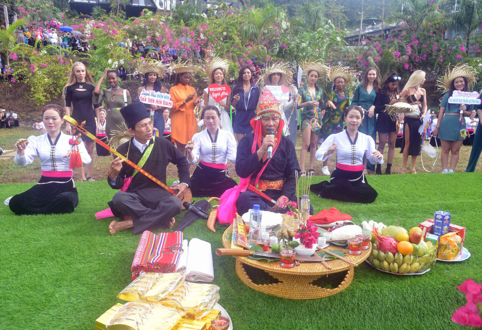 Tái hiện nghi lễ gội đầu của người Thái Trắng, huyện Quỳnh Nhai. (Ảnh: Quang Quyết/TTXVN)