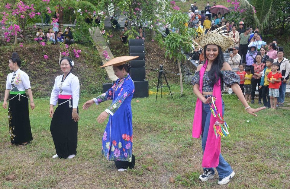 Các thí sinh của cuộc thi Hoa hậu Du lịch Thế giới 2022 cùng đồng bào dân tộc Thái trong chuyến hành trình trải nghiệm tại huyện Quỳnh Nhai. (Ảnh: Quang Quyết/TTXVN) 