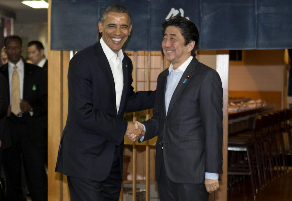 Tổng thống Mỹ Obama và Thủ tướng Nhật Shinzo Abe tại nhà hàng sushi cao cấp ở Tokyo . (Nguồn: AP)
