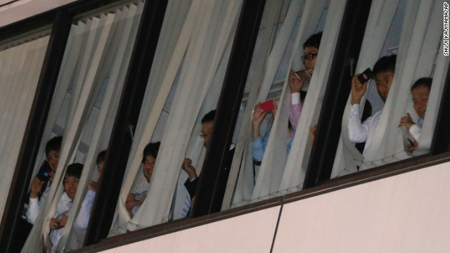 Người dân Nhật Bản cố gắng ghi lại hình ảnh thú vị về Tổng thống Mỹ. (Nguồn: CNN)