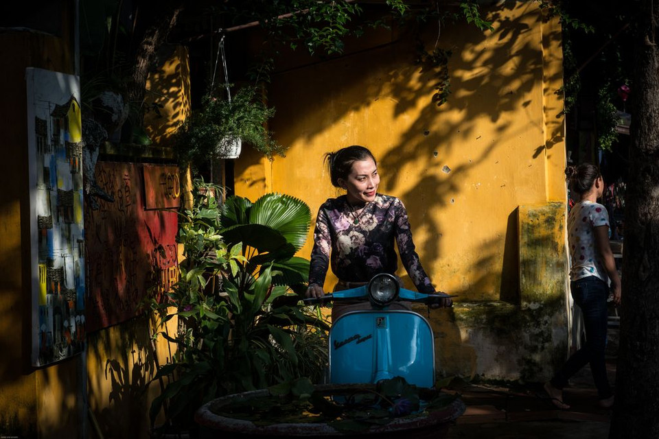 Chân dung vàng. Nhiếp ảnh gia D. von Schoen đã chụp được chân dung một cô gái Việt Nam trên nền bức tường vàng dưới ánh nắng trong khúc cua một con ngõ. (Nguồn: NatGeo)