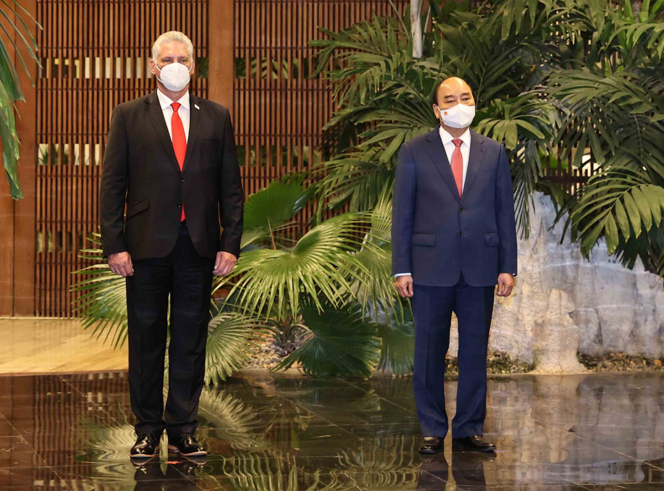 Chủ tịch nước Nguyễn Xuân Phúc và Bí thư thứ nhất Ban Chấp hành Trung ương Đảng Cộng sản Cuba, Chủ tịch nước Cộng hòa Cuba Miguel Díaz-Canel tại lễ đón. (Ảnh: Thống Nhất/TTXVN)