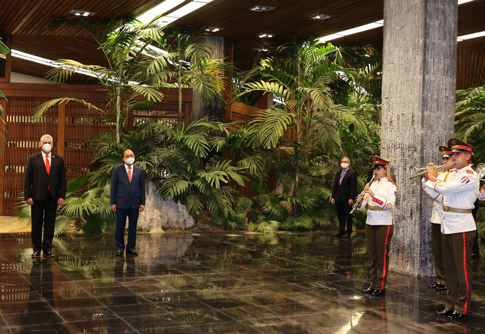 Chủ tịch nước Nguyễn Xuân Phúc và Bí thư thứ nhất Ban Chấp hành Trung ương Đảng Cộng sản Cuba, Chủ tịch nước Cộng hòa Cuba Miguel Díaz-Canel tại lễ đón. (Ảnh: Thống Nhất/TTXVN)