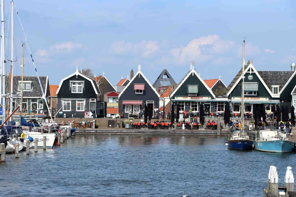 Những ngôi nhà kiến trúc độc đáo ở làng Marken. (Ảnh: Hương Giang/TTXVN)