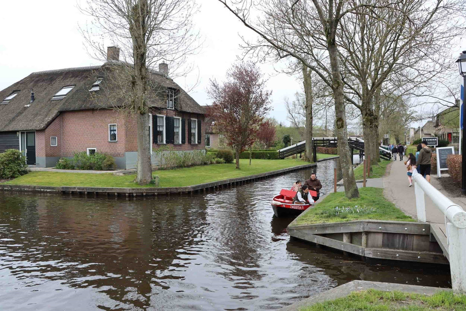 Làng Giethoorn, cách thủ đô Amsterdam khoảng 120km, được ví là ngôi làng cổ tích, nơi người dân chỉ di chuyển bằng xe đạp và thuyền. (Ảnh: Hương Giang/TTXVN)