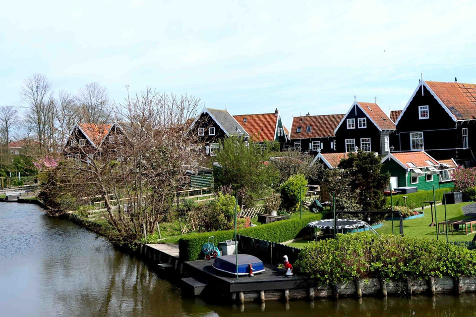 Ngôi làng Marken mang vẻ đẹp bình yên nhưng không hề ảm đạm mà đầy sắc màu. (Ảnh: Hương Giang/TTXVN)