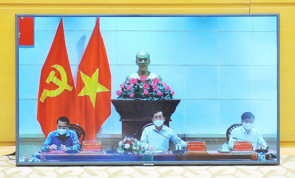 Lãnh đạo tỉnh Tiền Giang họp trực tuyến. (Ảnh: Minh Đức/TTXVN)