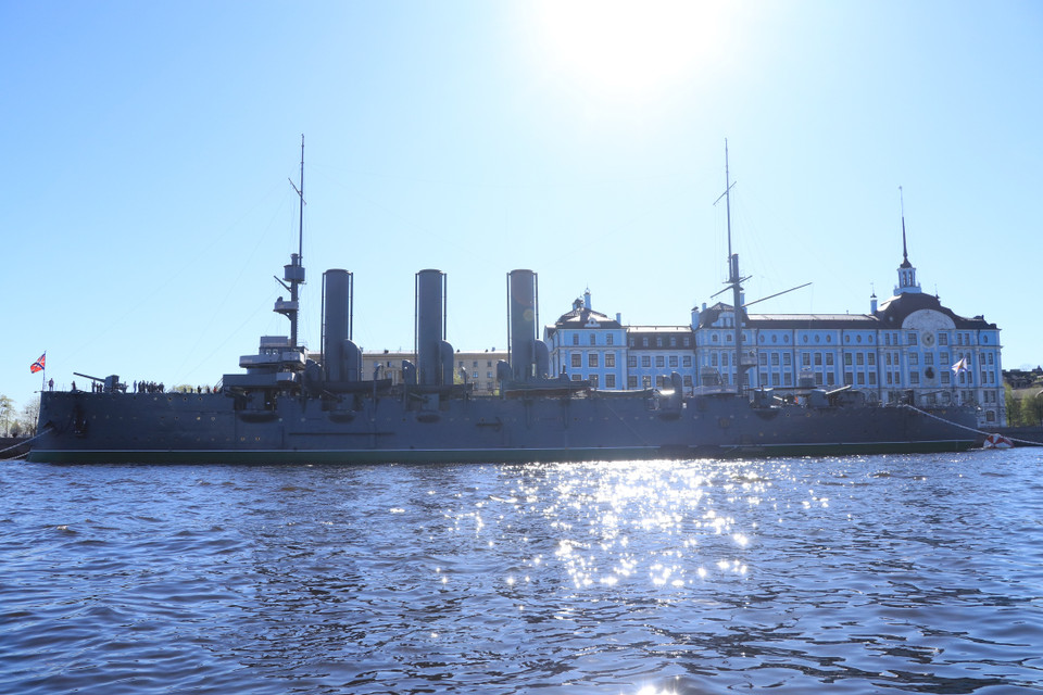Chiến hạm Rạng Đông neo đậu ven sông Neva ở giữa lòng thành phố Saint Petersburg là cố đô đồng thời là thành phố lớn thứ hai nước Nga, sau Thủ đô Moskva. (Ảnh: Hùng Võ/Vietnam+)