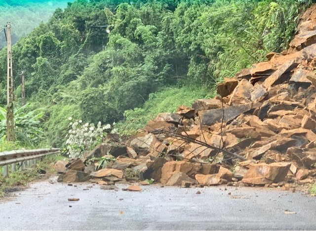 Đường giao thông tại các xã: Lương Thịnh, Hồng Ca, Kiên Thành của huyện Trấn Yên bị sạt lở, ngập 13 điểm, gây ảnh hưởng giao thông đi lại của người dân. (Ảnh: TTXVN phát)