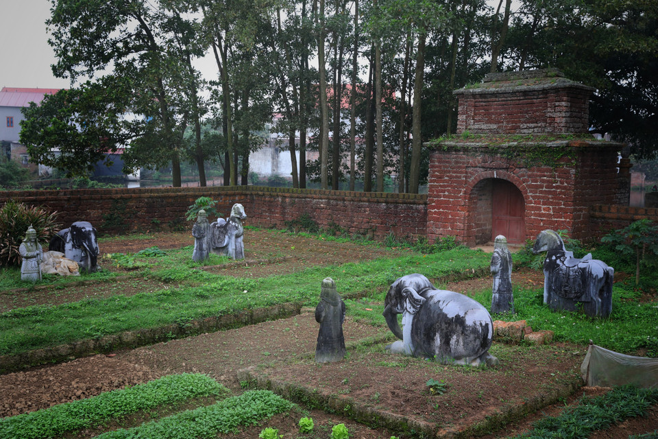 Những cặp tượng người, voi đứng đối xứng chầu hai bên uy nghiêm. (Ảnh: Danh Lam/TTXVN)