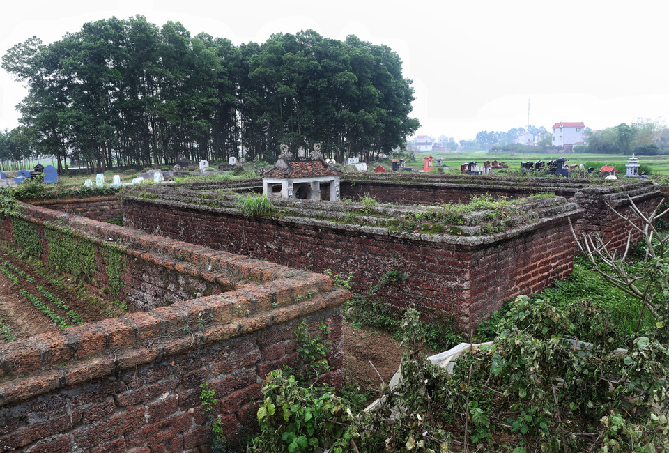 Phần mộ của Quận công Ngô Đình Hoành ở phía trong cùng của lăng. (Ảnh: Danh Lam/TTXVN)