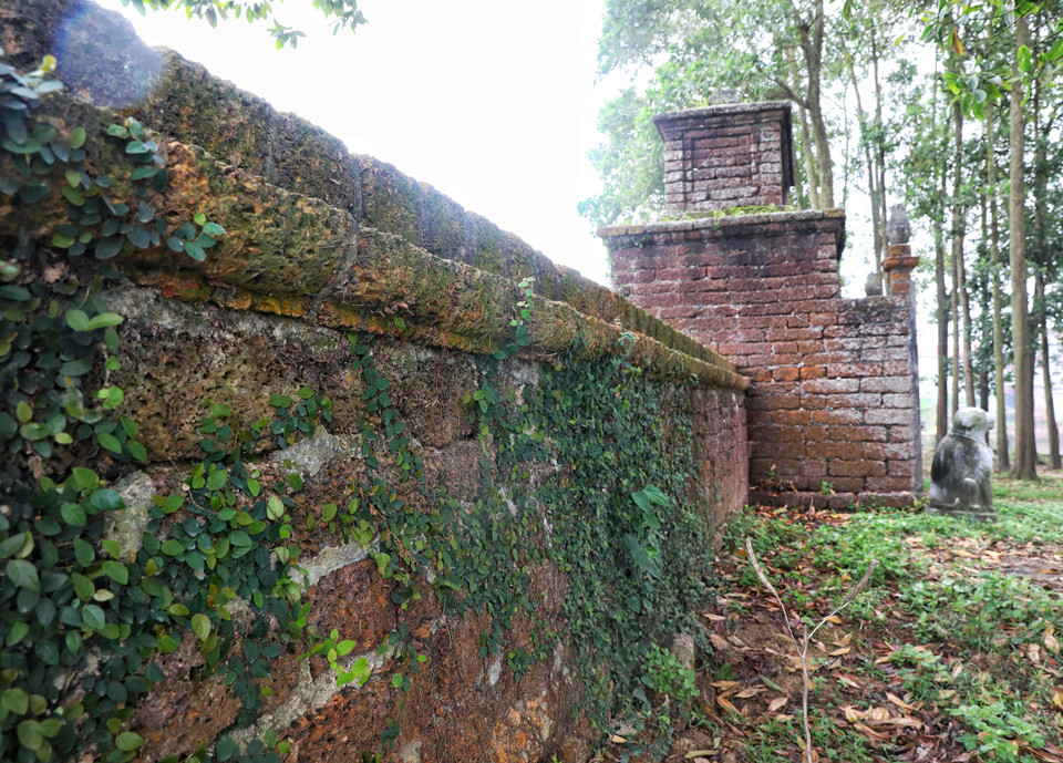 Khu tường bao quanh, cổng lăng và lăng mộ đều được xây bằng đá ong. (Ảnh: Danh Lam/TTXVN)