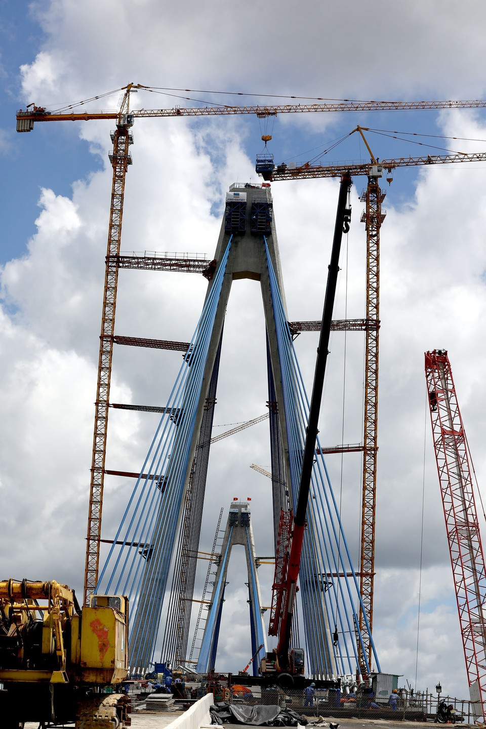 Các nhà thầu đang triển khai thi công bản mặt Cầu Mỹ Thuận 2. (Ảnh: Huy Hùng/TTXVN)