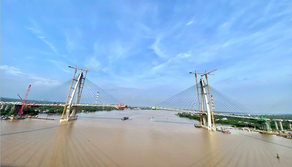 Cầu Mỹ Thuận 2 có nhịp chính kết cấu dây văng dài 650m; nhịp dẫn kết cầu dầm Super T và dầm hộp đúc hẫng cân bằng dài 1.276m. (Ảnh: Huy Hùng/TTXVN)