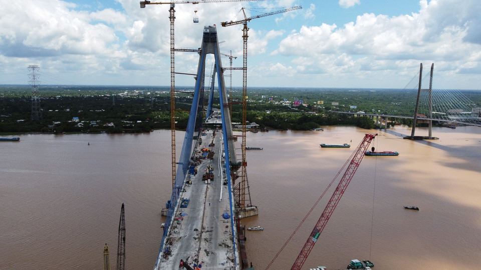 Trong tháng 8 các nhà thầu sẽ hợp long nhịp biên bên phía bờ Vĩnh Long và đến tháng 10/2023 hợp long nhịp chính. (Ảnh: Huy Hùng/TTXVN)