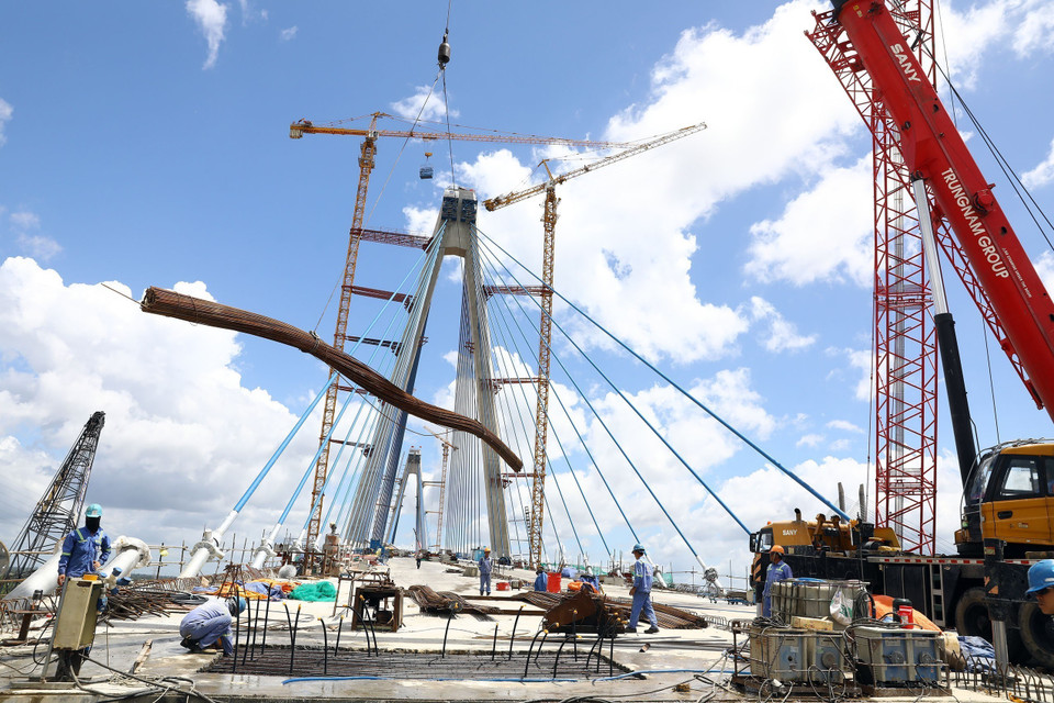 Mặt Cầu Mỹ Thuận 2 rộng 25m, gồm 6 làn xe. Nhịp chính của cầu là nhịp dây văng dài 650m. (Ảnh: Huy Hùng/TTXVN)