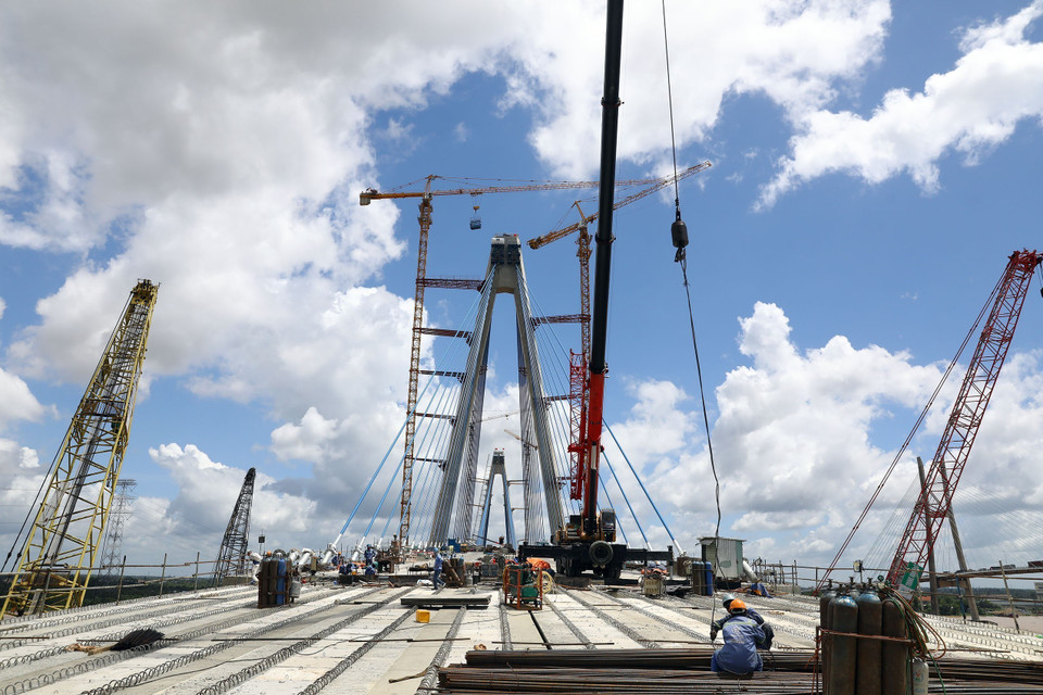Liên danh các nhà thầu đang tập trung nhân lực, máy móc đẩy nhanh tiến độ, phấn đấu đến cuối tháng 10 hợp long nhịp chính và đến cuối năm 2023 hoàn thành toàn bộ dự án Cầu Mỹ Thuận 2. (Ảnh: Huy Hùng/TTXVN) 