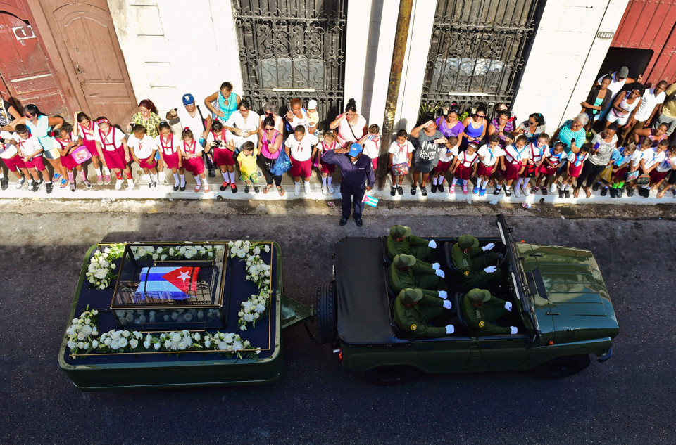 Người dân vĩnh biệt cố Lãnh tụ Fidel Castro khi đoàn xe tang mang tro cốt của ông tới Matanzas Malecon, Cuba, ngày 30/11. (Nguồn: EPA/TTXVN)