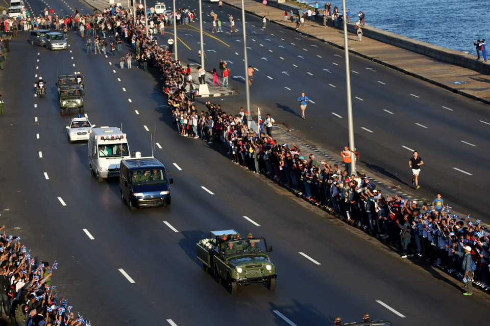 Người dân vĩnh biệt cố Lãnh tụ Fidel Castro khi đoàn xe tang mang tro cốt của ông tới Matanzas Malecon, Cuba, ngày 30/11. (Nguồn: EPA/TTXVN)