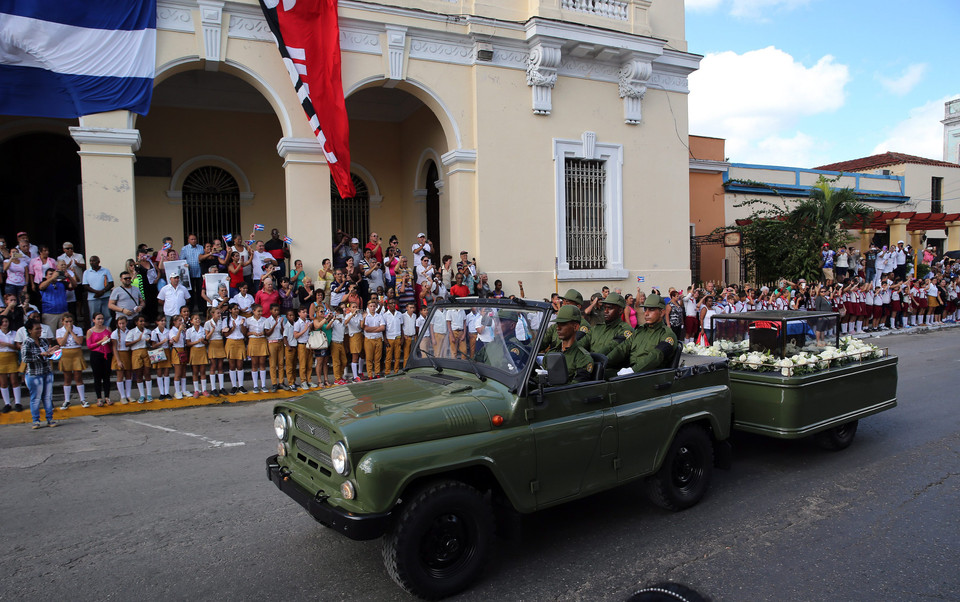 Người dân vĩnh biệt cố Lãnh tụ Fidel Castro khi đoàn xe tang mang tro cốt của ông tới Matanzas Malecon, Cuba, ngày 30/11. (Nguồn: EPA/TTXVN)
