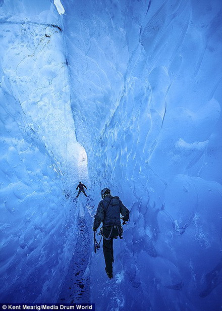 Với chiếc rìu đá trong tay, Mearig đã chèo xuống dưới để khám phá.