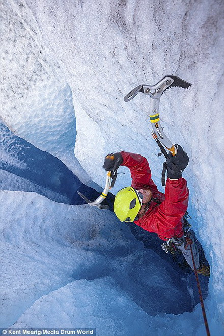 Với chiếc rìu đá trong tay, Mearig đã chèo xuống dưới để khám phá.