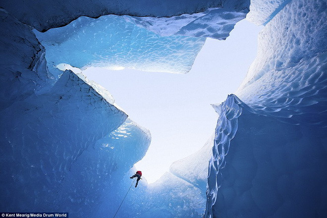 Tảng băng trên nằm ở Mendenhall Glacier, Alaska.