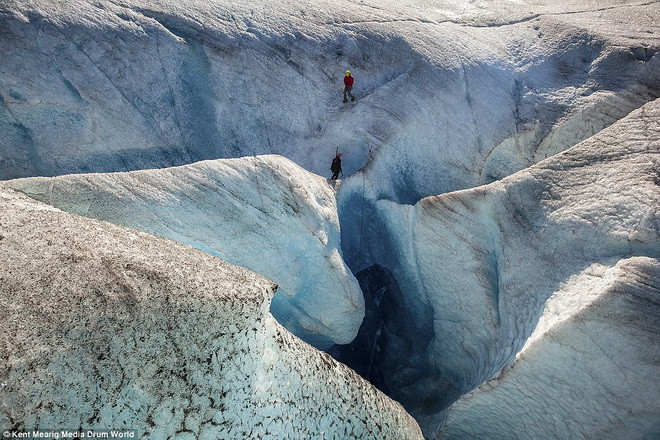 Bên ngoài khe nứt lớn.