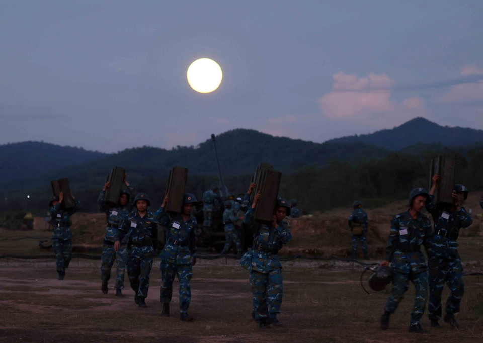 Cán bộ, chiến sỹ của lực lượng phòng không nỗ lực để hoàn thành tốt trong mọi thời gian, không gian. (Ảnh: An Đăng/TTXVN)