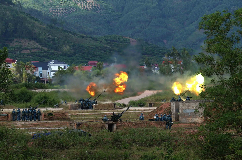 Lực lượng pháo phòng không khai hỏa tiêu diệt mục tiêu. (Ảnh: An Đăng/TTXVN)