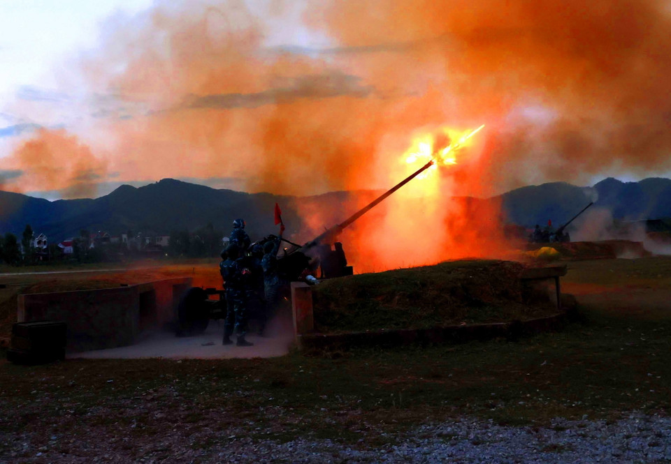 Pháo phòng không 57mm nổ súng tiêu diệt mục tiêu. (Ảnh: An Đăng/TTXVN)