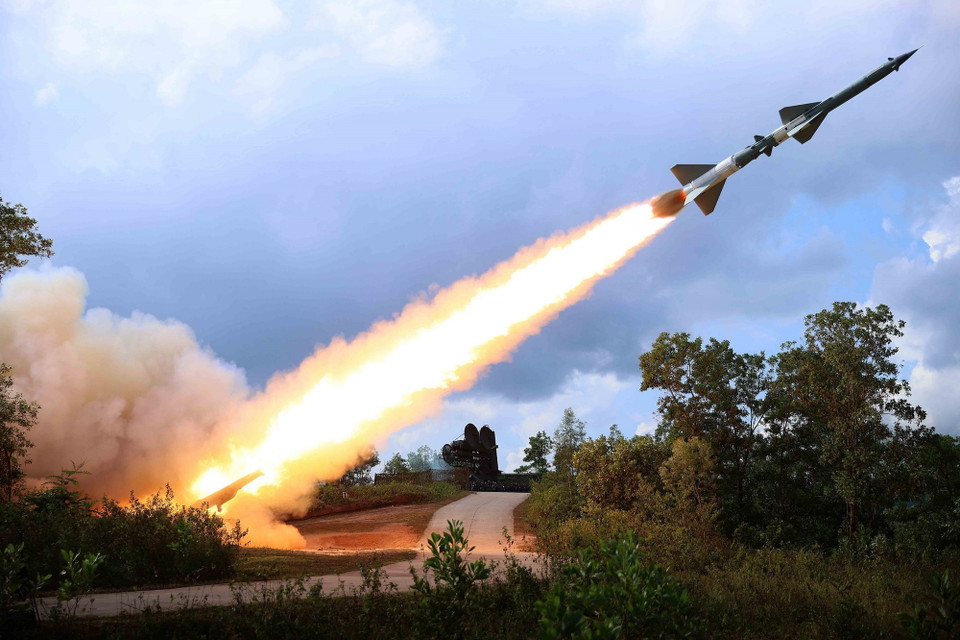 Tên lửa S-75M3 của Sư đoàn Phòng không 363 rời bệ phóng.(Ảnh: An Đăng/TTXVN)