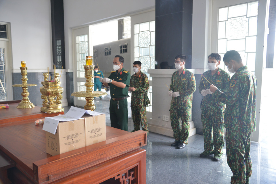 Các cán bộ, chiến sỹ của Bộ Tư lệnh TP Hồ Chí Minh thắp hương trước các anh linh người tử vong vì COVID-19 trước khi giao về nhà cho thân nhân. (Ảnh: Mạnh Linh/TTXVN)