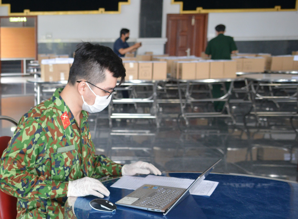 Các cán bộ, chiến sỹ của Bộ Tư lệnh Thành phố Hồ Chí Minh kiểm tra tro cốt người tử vong vì COVID-19 trước khi giao về nhà cho thân nhân. (Ảnh: Mạnh Linh/TTXVN)