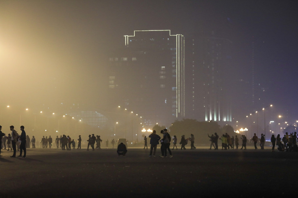 Trước đó, tối 16/11, Hà Nội cũng chìm trong bầu không khí đặc quánh của sương mù và bụi bẩn. (Ảnh: Thành Đạt/TTXVN)