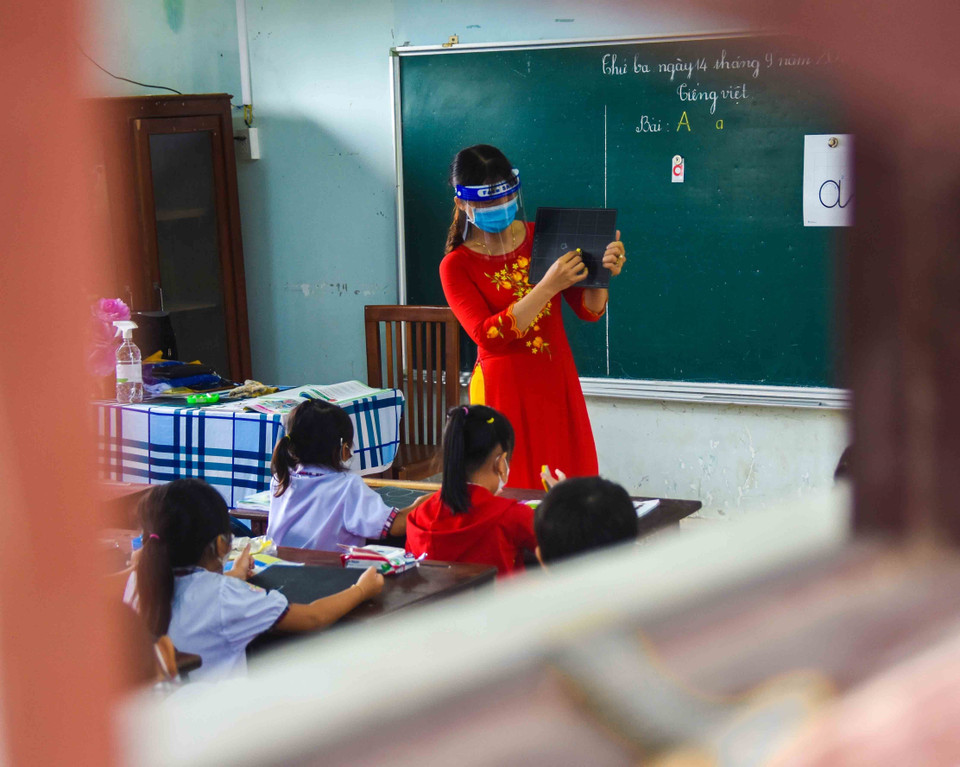 Cô và trò trường Tiểu học Thới Bình C (xã Thới Bình, huyện Thới Bình) thực hiện nghiêm việc phòng chống dịch COVID-19 theo quy định. (Ảnh: Huỳnh Anh/TTXVN)