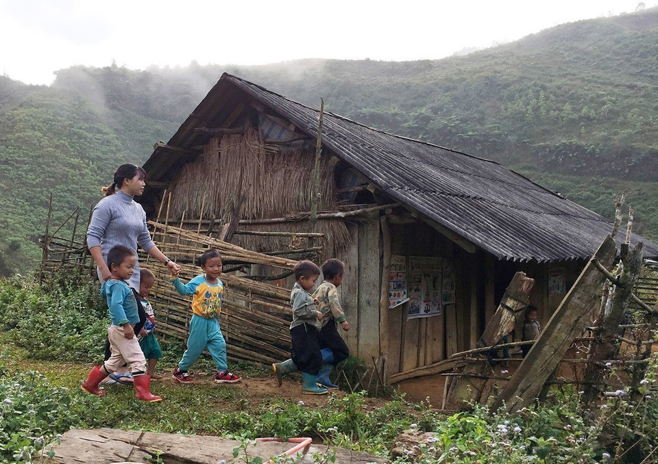 Cô giáo điểm trường Mầm non Suối Ngang, xã Quang Huy, huyện Phù Yên, tỉnh Sơn La nỗ lực vượt qua mọi khó khăn, vất vả để nuôi dạy trẻ ở các điểm trường mầm non vùng cao. (Ảnh: Hữu Quyết/TTXVN)