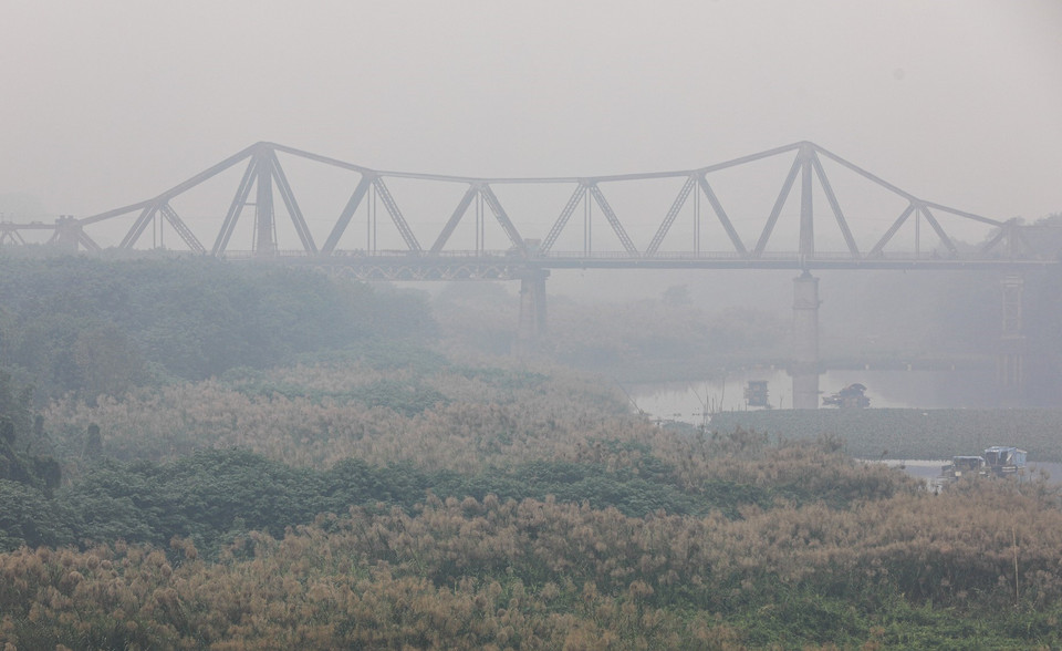 Ngày 17/11, Hà Nội tiếp tục chìm trong bầu không khí đặc quánh của sương mù và bụi bẩn. (Ảnh: Thành Đạt/TTXVN)