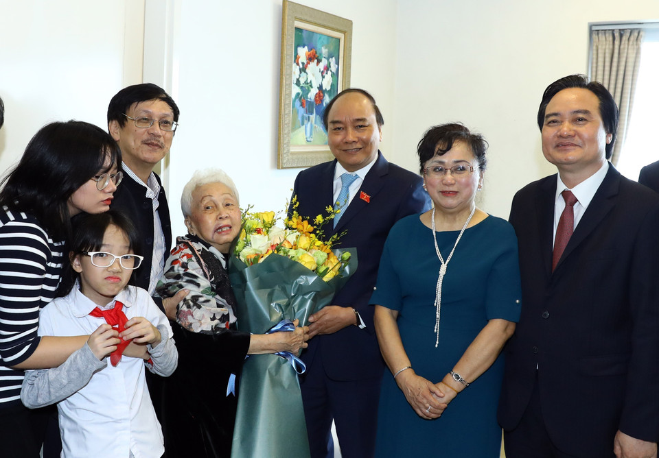 Thủ tướng Nguyễn Xuân Phúc đến thăm, chúc mừng Nhà giáo nhân dân, Nghệ sỹ dương cầm ưu tú Thái Thị Liên nhân kỷ niệm Ngày Nhà giáo Việt Nam 20/11 (20/11/2017). (Ảnh: Thống Nhất/TTXVN)