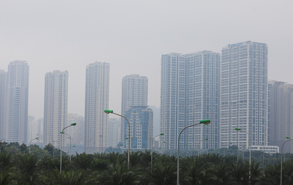 Khu vực Đại lộ Thăng Long (Hà Nội) chìm trong sương mù. (Ảnh: Thành Đạt/TTXVN)