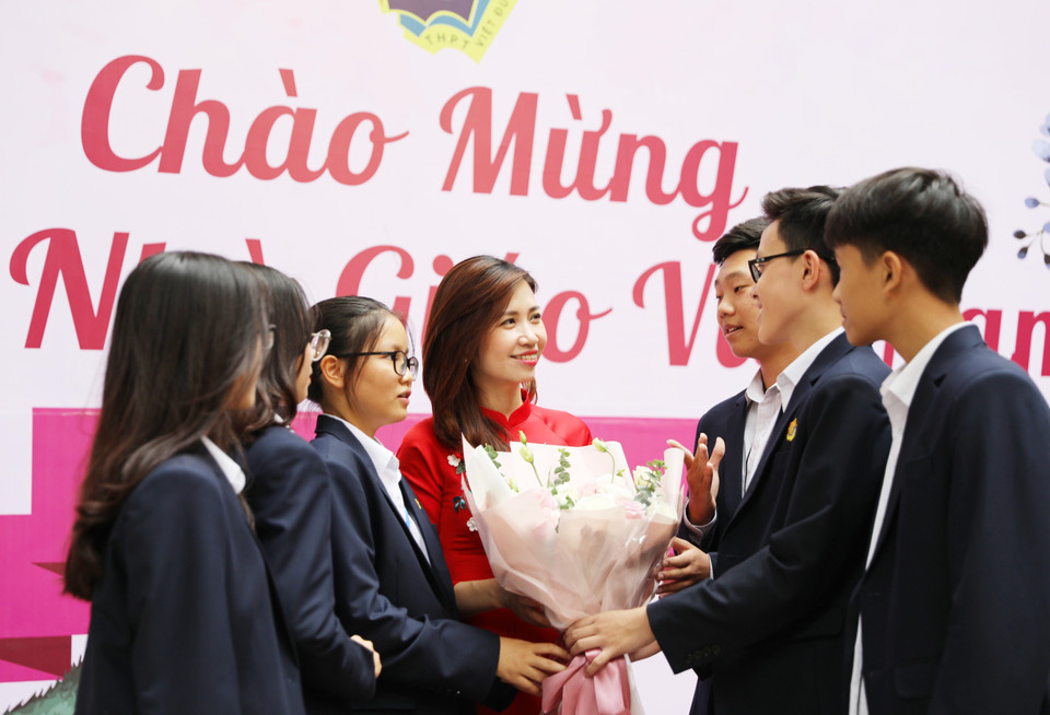 Học sinh trường THPT Việt Đức tặng hoa chúc mừng cô giáo Lưu Thị Thu Hà, được Sở Giáo dục và Đào tạo Hà Nội vinh danh Nhà giáo Hà Nội tâm huyết sáng tạo lần thứ 3, trong dịp kỷ niệm Ngày Nhà giáo Việt Nam. (Ảnh: Thanh Tùng/TTXVN)
