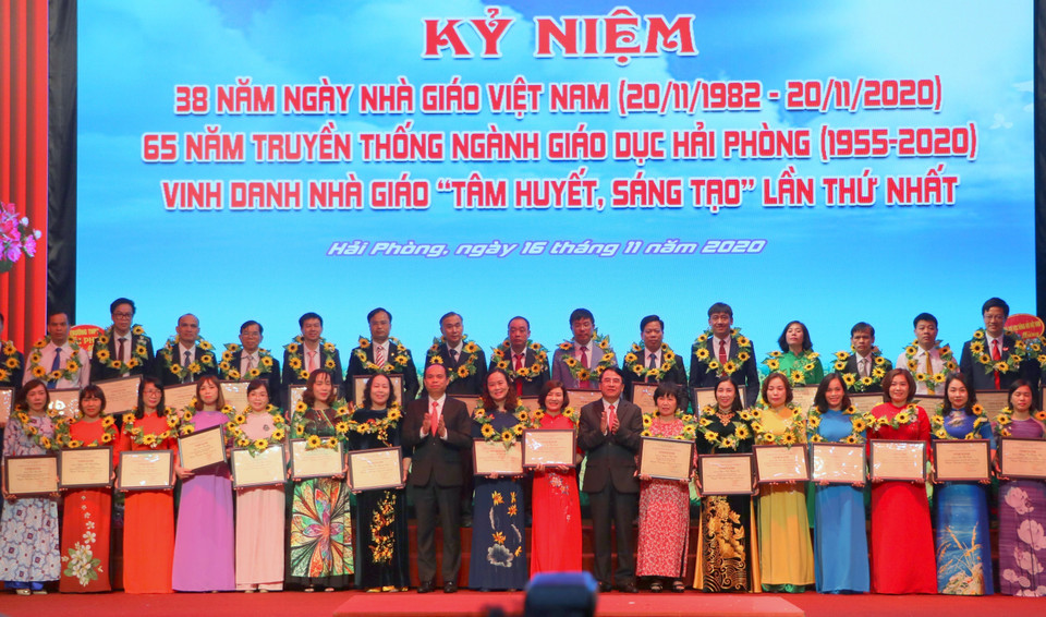 Các nhà giáo tâm huyết, sáng tạo được Sở Giáo dục và Đào tạo Hải Phòng vinh danh lần thứ nhất. (Ảnh: Minh Thu/TTXVN)