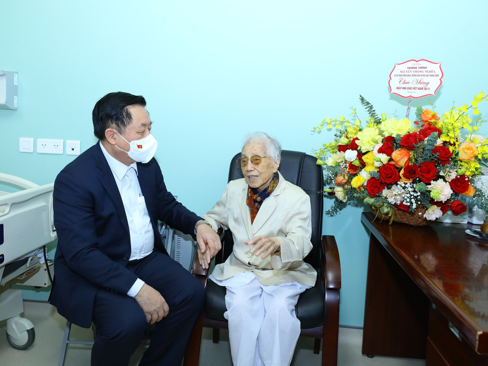 Trưởng Ban Tuyên giáo Trung ương Nguyễn Trọng Nghĩa đến thăm, chúc mừng đồng chí Nguyễn Thị Bình, nguyên Bộ trưởng Bộ Giáo dục và Đào tạo, nguyên Phó Chủ tịch nước nhân kỷ niệm Ngày Nhà giáo Việt Nam 20/11 năm 2021. (Ảnh: Văn Điệp/TTXVN)