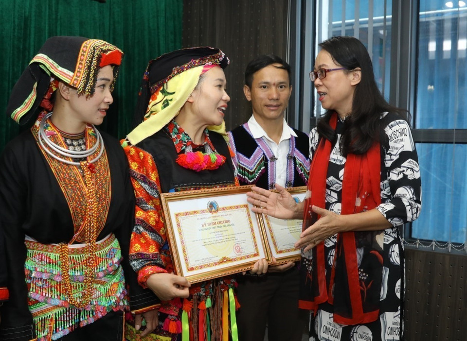 Thứ trưởng, Phó Chủ nhiệm Ủy ban Dân tộc Hoàng Thị Hạnh trao Kỷ niệm chương Vì sự phát triển các dân tộc tặng các giáo viên dân tộc thiểu số tiêu biểu. (Ảnh: Văn Điệp/TTXVN)